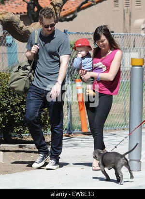 Josh Dallas trascorre il tempo di qualità con il suo figlio Oliver e la sua bambinaia in un parco in Los Angeles con: Josh Dallas, Oliver Dallas dove: Los Angeles, California, Stati Uniti quando: 18 Apr 2015 Foto Stock