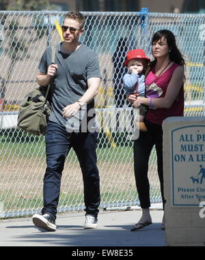 Josh Dallas trascorre il tempo di qualità con il suo figlio Oliver e la sua bambinaia in un parco in Los Angeles con: Josh Dallas, Oliver Dallas dove: Los Angeles, California, Stati Uniti quando: 18 Apr 2015 Foto Stock