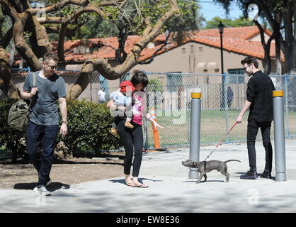 Josh Dallas trascorre il tempo di qualità con il suo figlio Oliver e la sua bambinaia in un parco in Los Angeles con: Josh Dallas, Oliver Dallas dove: Los Angeles, California, Stati Uniti quando: 18 Apr 2015 Foto Stock