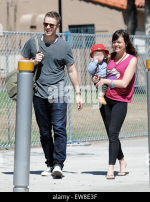 Josh Dallas trascorre il tempo di qualità con il suo figlio Oliver e la sua bambinaia in un parco in Los Angeles con: Josh Dallas, Oliver Dallas dove: Los Angeles, California, Stati Uniti quando: 18 Apr 2015 Foto Stock