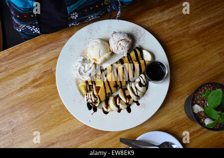 Banana Waffle con gelato e cioccolato topping Foto Stock