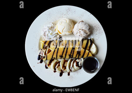 Banana Waffle con gelato e cioccolato topping Foto Stock