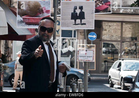 Gerusalemme, Israele. Xx Giugno, 2015. Una religiosa ebraica uomo rimproveri caffetteria esterna sitter per la profanazione del sabato ebraico nel centro di Gerusalemme; "è già rovinato Tel-Aviv e ora si desidera la rovina di Gerusalemme! Presto avremo missili ci colpisce anche qui!' Credit: Nir Alon/Alamy Live News Foto Stock