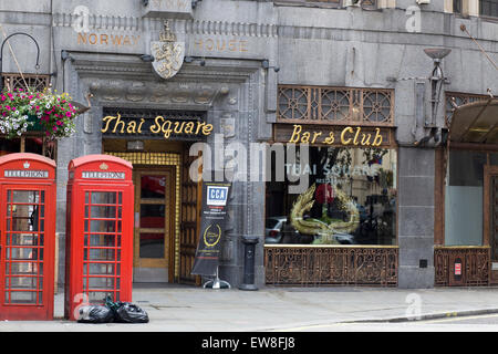 Piazza tailandese Norvegia House Bar e Club facciata in London Inghilterra England Foto Stock