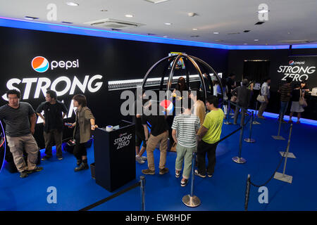 Linea di persone fino al ''Pepsi forte Bar'' in Omotesando su Giugno 20, 2015, Tokyo, Giappone. La robusta barra aperto il 11 Giugno per promuovere la Pepsi forte Zero in Giappone, che è andato in vendita su Giugno 16th. I visitatori possono assaggiare il nuovo prodotto gratuitamente se condividono una Pepsi hashtag su social media. © Rodrigo Reyes Marin/AFLO/Alamy Live News Foto Stock