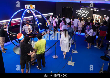 Linea di persone fino al ''Pepsi forte Bar'' in Omotesando su Giugno 20, 2015, Tokyo, Giappone. La robusta barra aperto il 11 Giugno per promuovere la Pepsi forte Zero in Giappone, che è andato in vendita su Giugno 16th. I visitatori possono assaggiare il nuovo prodotto gratuitamente se condividono una Pepsi hashtag su social media. © Rodrigo Reyes Marin/AFLO/Alamy Live News Foto Stock