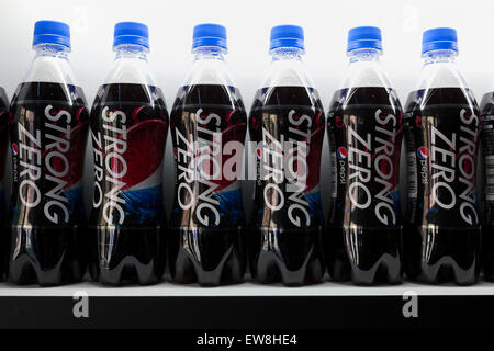 Nuova Pepsi forte bottiglie zero sul display al ''Pepsi forte Bar'' in Omotesando su Giugno 20, 2015, Tokyo, Giappone. La robusta barra aperto il 11 Giugno per promuovere la Pepsi forte Zero in Giappone, che è andato in vendita su Giugno 16th. I visitatori possono assaggiare il nuovo prodotto gratuitamente se condividono una Pepsi hashtag su social media. © Rodrigo Reyes Marin/AFLO/Alamy Live News Foto Stock