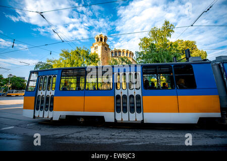 Il vecchio tram con San Nedelya chiesa sullo sfondo Foto Stock