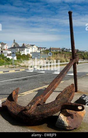 Irlanda, Co Wexford, Kilmore Quay, enorme ancora di ferro a bordo del porto Foto Stock