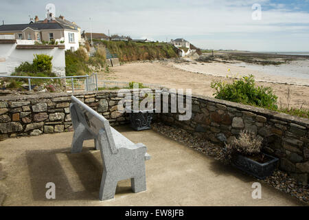 Irlanda, Co Wexford, Kilmore Quay, banco sul lungomare che si affaccia sulla spiaggia Foto Stock