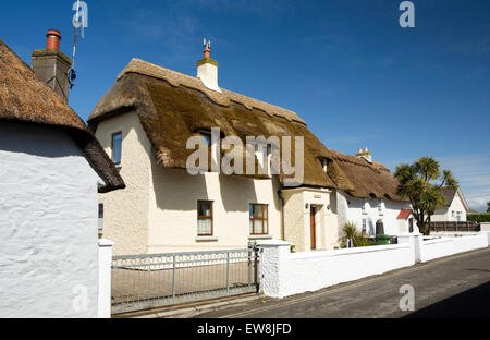 Irlanda, Co Wexford, Kilmore Quay, idilliaco cottage con il tetto di paglia nel centro del villaggio Foto Stock