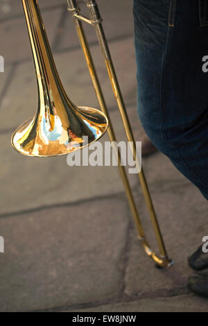 Trombonista e trombone in una Marching Band Foto Stock