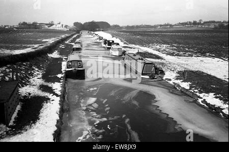 Narrowboats congelati canal Norbury giunzione in Staffordshire sul Shropshire Union Canal 17/2/1985 Foto Stock