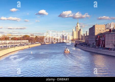 Mosca vista città con Kotelnicheskaya edificio, uno dei famosi "Sette sorelle" grattacieli, Russia. Foto Stock