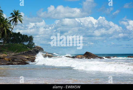 Onde bellissime su Paradise Beach nel sud della provincia, Sri Lanka asia in dicembre. Foto Stock