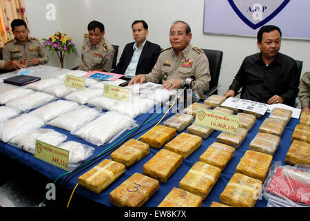 Phnom Penh Cambogia. Xx Giugno, 2015. Mok Chito 2 (R), vice commissario supremo della Cambogia polizia nazionale, tiene una conferenza stampa su un farmaco repressione in Phnom Penh Cambogia, 20 giugno 2015. La Cambogia ha arrestato quattro persone sul sospetto di traffico quasi 55 kg di farmaci che potrebbero essere fino a un valore di 3 milioni di dollari, un alto funzionario di polizia ha detto il sabato. Credito: Sovannara/Xinhua/Alamy Live News Foto Stock