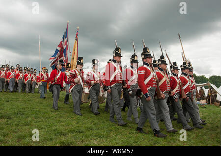 I Lions Mound, Waterloo, Belgio. Xx Giugno, 2015. Wellington la grande alleato esercito rievocazione assembla sul campo di battaglia per la mattina con un memoriale di servizio. Credito: Malcolm Park editoriale/Alamy Live News Foto Stock