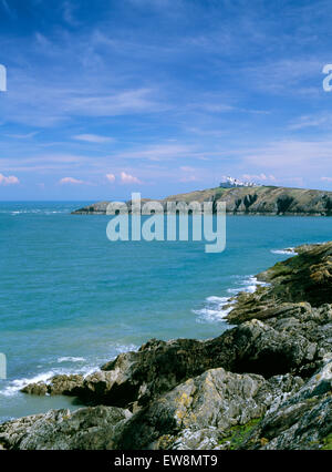 Faro & stazione pilota su Point Lynas promontorio sporgente nel mare irlandese da fine e di Porth Eilian bay visto dall'Isola di Anglesey sentiero costiero. Foto Stock