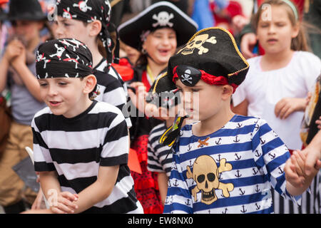 I bambini vestiti come pirati all'Harry Paye giorno, Poole nel giugno del credito: Carolyn Jenkins/Alamy Live News Foto Stock