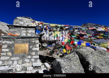 Memoriali e lapidi per gli scalatori e gli sherpa che sono morti su Everest, Dughla Thokla Pass, Parco Nazionale di Sagarmatha, UNESCO Foto Stock