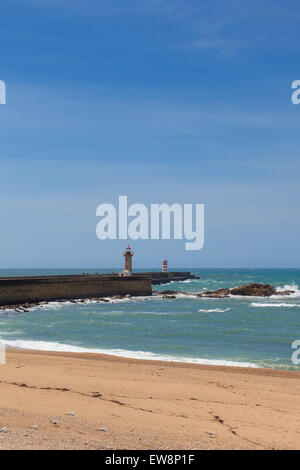 Il Lighthouse e Signora della Luce (Farol da Senhora da Luz) sull'Oceano Atlantico sulla periferia di Porto, Portogallo Foto Stock