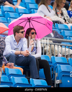 Londra, Regno Unito. Xx Giugno, 2015. Queens Aegon campionato di tennis. Gli ombrelloni sono fuori come pioggia ritarda l'inizio di semi final day at Queens. Credito: Azione Sport Plus/Alamy Live News Foto Stock