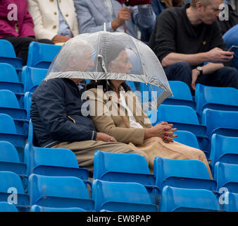 Londra, Regno Unito. Xx Giugno, 2015. Queens Aegon campionato di tennis. Gli ombrelloni sono fuori come pioggia ritarda l'inizio di semi final day at Queens. Credito: Azione Sport Plus/Alamy Live News Foto Stock