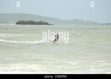 Cornovaglia costa, il mare e la sabbia bellissimi colori e spiagge, barche e panorami, il verde e il blu, kite surfer Foto Stock