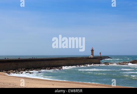 Faro Signora della Luce (Farol da Senhora da Luz) sull'Oceano Atlantico sulla periferia di Porto, Portogallo Foto Stock