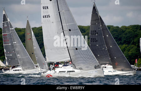 Kiel, Germania. Xx Giugno, 2015. Racing yachts nel 'benvenuti gara' sul Firth of Kiel, Germania, 20 giugno 2015. Il più grande del mondo di vela evento si apre ufficialmente questa sera. Foto: CARSTEN REHDER/DPA/Alamy Live News Foto Stock