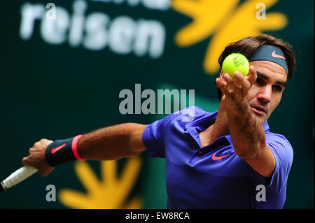 Halle Westfalen (Germania). Xx Giugno, 2015. Roger Federer serve durante un match di Gerry Weber Open semifinali contro Ivo Karlovic in (Halle Westfalen). Credito: Miroslav Dakov/Alamy Live News Foto Stock