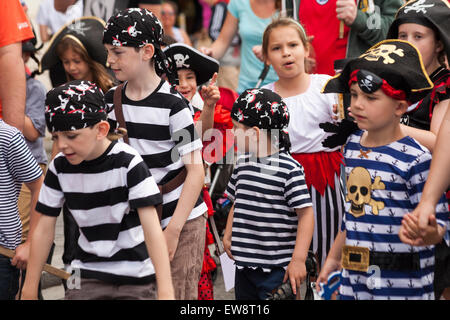 I bambini vestiti come pirati all'Harry Paye giorno, Poole nel giugno del credito: Carolyn Jenkins/Alamy Live News Foto Stock