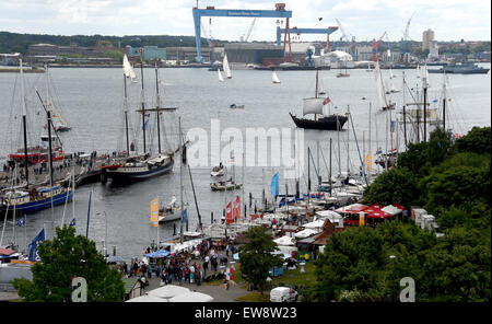 Kiel, Germania. Xx Giugno, 2015. Il Kiellinie in Kiel, Germania, 20 giugno 2015. Il più grande del mondo di vela della manifestazione "Kieler Woche' si apre ufficialmente questa sera. Foto: CARSTEN REHDER/DPA/Alamy Live News Foto Stock