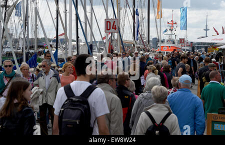 Kiel, Germania. Xx Giugno, 2015. I visitatori a piedi lungo la Kiellinie in Kiel, Germania, 20 giugno 2015. Il più grande del mondo di vela della manifestazione "Kieler Woche' si apre ufficialmente questa sera. Foto: CARSTEN REHDER/DPA/Alamy Live News Foto Stock