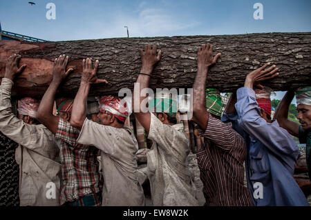 Dacca in Bangladesh. Xx Giugno, 2015. Giugno 20, 2015 - Dhaka, Bangladesh - operai stanno portando bolo collettivamente sulle loro teste. © Mohammad Hossain Ponir/ZUMA filo/ZUMAPRESS.com/Alamy Live News Foto Stock