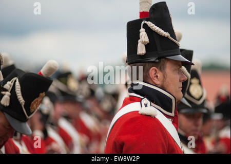 Allied bivacco, Hougoumont, Belgio. Xx Giugno, 2015. Wellington la grande alleato esercito rievocazione assembla sul campo di battaglia per la mattina con un memoriale di servizio. Credito: Malcolm Park editoriale/Alamy Live News Foto Stock