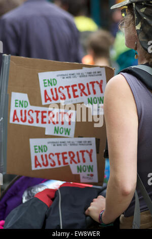 Aberystwyth, Ceredigion, West Wales UK, xx giugno, 2015. I manifestanti per strada portando la High St per un supporto ancora. Essi stanno protestando contro il governo continua di tagli di benefici. © Trebuchet Fotografia / Alamy News live Foto Stock