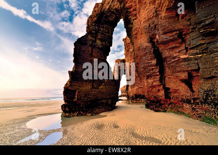 In Spagna, in Galizia. Sorprendete rock portici a Praia come Catedrais Foto Stock