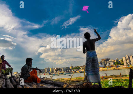 Dacca in Bangladesh. Xx Giugno, 2015. Giugno 20, 2015 - Dhaka, Bangladesh - Il ragazzo è un aquilone volante lungo con il Burigonga banca di fiume. © Mohammad Hossain Ponir/ZUMA filo/ZUMAPRESS.com/Alamy Live News Foto Stock