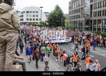 Londra, Regno Unito. Xx Giugno, 2015. Decine di migliaia di marzo attraverso il centro di Londra come parte della "fine austerità ora' manifestazione contro i tagli alla spesa pubblica sotto David Cameron il governo conservatore. Credito: Rob Pinney/Alamy Live News) Foto Stock