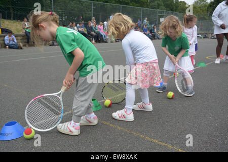 La figura mostra i membri del Wimbledon Tennis Junior iniziativa (WJTI) formazione nel Parco di Wimbledon Wimbledon SW19 Foto Stock