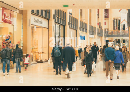 CAMBRIDGE, Inghilterra - 7 Maggio 2015: shopper in cantiere di Lion, Grand Arcade Shopping Mall, Cambridge, Inghilterra Foto Stock