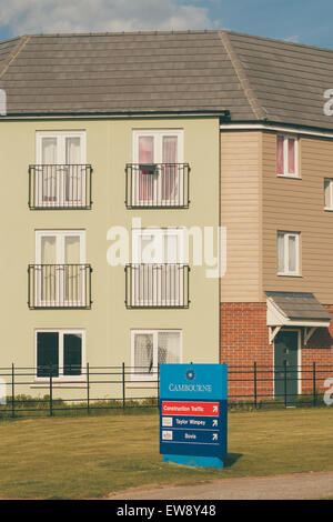 CAMBRIDGE, Inghilterra - 7 Maggio 2015: nuovo alloggiamento dello sviluppo in Cambourne, immagine verticale Foto Stock