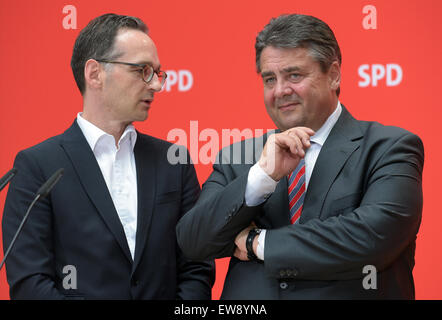 Berlino, Germania. Xx Giugno, 2015. Sigmar GABRIEL (R), presidente del tedesco partito politico SPD e Vice Cancelliere della Germania, e il Ministro della giustizia Heiko Maas parlare ai giornalisti durante una conferenza stampa a seguito di una convenzione di partito a Willy-Brandt-Haus a Berlino, Germania, 20 giugno 2015. La convenzione si è concentrato su problemi come la vicenda di spionaggio, la TTIP accordo di libero scambio tra Unione europea e Stati Uniti e dat quale lo conserva. Foto: RAINER JENSEN/dpa/Alamy Live News Foto Stock