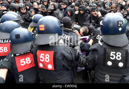 Francoforte, Germania. Xx Giugno, 2015. I manifestanti si scontrano con la polizia durante un raduno di estremisti di destra a Francoforte, Germania, 20 giugno 2015. Una nuova coalizione di nazionalisti, Islam avversari e teppisti aveva invitato i suoi sostenitori a rally sotto lo slogan "Widerstand Ost West' (lit. Resistenza est ovest). Migliaia di persone hanno inscenato una contro-protesta. Foto: BORIS ROESSLER/dpa/Alamy Live News Foto Stock