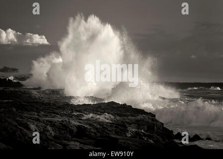 Onda di tempesta al tramonto alle Hawaii Big Island Foto Stock