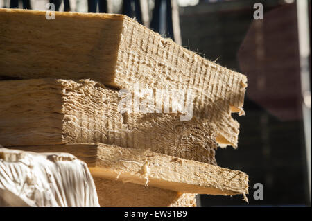 Pila in lana minerale (lana di roccia) per isolamento energetico degli edifici memorizzato in corrispondenza di un sito in costruzione Foto Stock