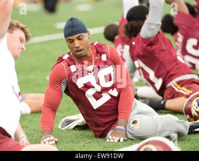 Washington Redskins cornerback Chris Culliver (29) partecipa a un 'team organizzato attività " OTA a Redskins Park in ASHBURN, Virginia mercoledì 3 giugno, 2015. Culliver firmato a quattro anni di contratto con i Redskins in marzo dopo aver giocato quattro anni precedenti per il San Francisco 49ers. Credito: Ron Sachs/CNP - nessun filo SERVICE - Foto Stock