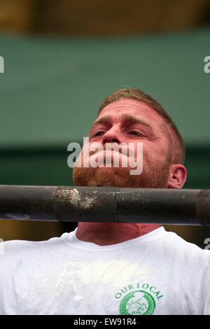 St Johns Square, Blackpool, Lancashire. Xx Giugno, 2015. Strongmen andare testa a testa in un emozionante serie di uomo forte eventi per determinare chi sarà incoronato come Blackpool più forte uomo 2015. Eventi come il "giogo portano', 'Conan Wheel' e il 'carrello tirare verso l' tra gli altri, questi test immensamente uomini forti per i loro limiti fisici. Le cattive condizioni meteorologiche non dissuadere folle da il floccaggio di guardare questa mostra di forza come parte di Blackpool le forze armate della settimana. Credito: Cernan Elias/Alamy Live News Foto Stock