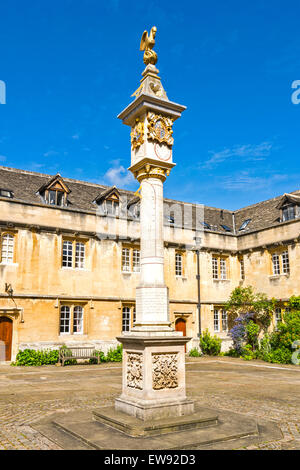 La città di Oxford il Corpus Christi College di dettaglio del calendario perpetuo e GOLDEN PELICAN Foto Stock